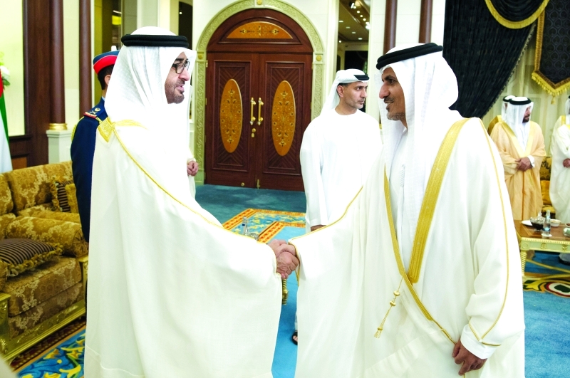 "محمد بن زايد مصافحاً علي الشامسي"