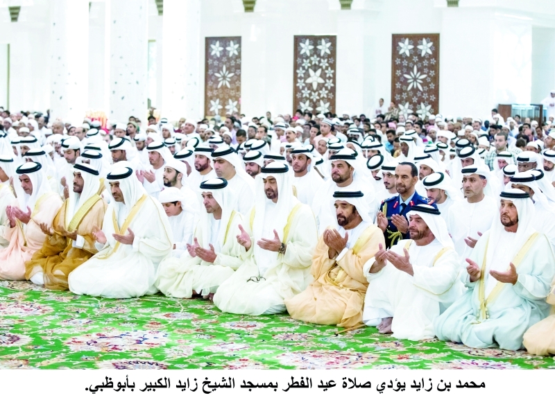 "■ محمد بن زايد والشيوخ يؤمنون على دعاء الخطيب"