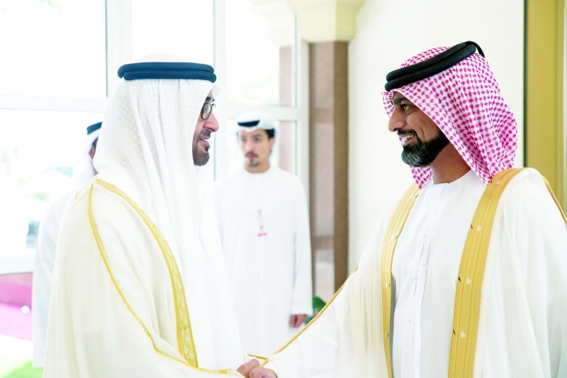 "■ محمد بن زايد مصافحاً عمار النعيمي"