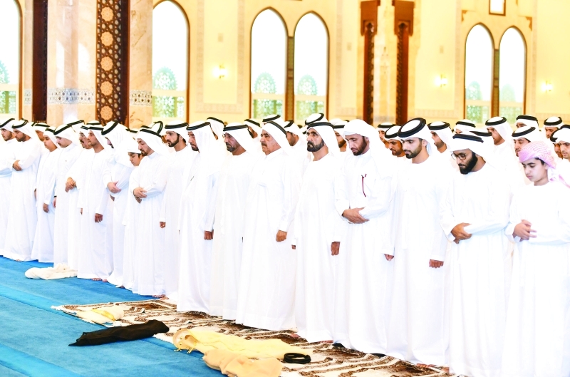 "محمد بن راشد وحمدان بن محمد وحمدان بن راشد وأحمد بن سعيد ومنصور بن محمد ومحمد بن خليفة ومحمد الشيباني خلال أداء صلاة العيد"