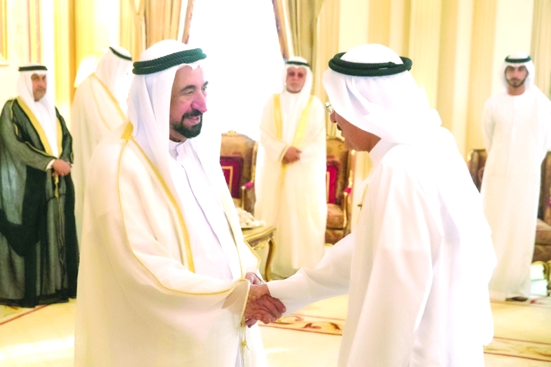 "■ سلطان القاسمي مستقبلاً أحد المهنئين"