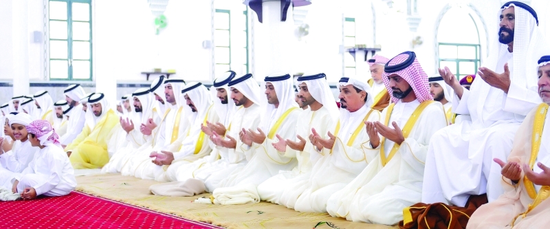 "■ حميد النعيمي وعمار النعيمي يؤديان صلاة العيد بحضور أحمد وعبد العزيز وراشد بن حميد"