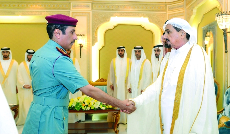 "■ حميد النعيمي مصافحاً سلطان النعيمي"