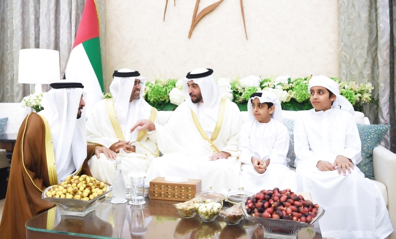 "■ ممثل حاكم أبوظبي في منطقة الظفرة خلال استقباله المهنئين"
