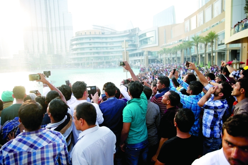 "نافورة برج خليفة تستقطب الزوار في العيد | تصوير: إبراهيم صادق"