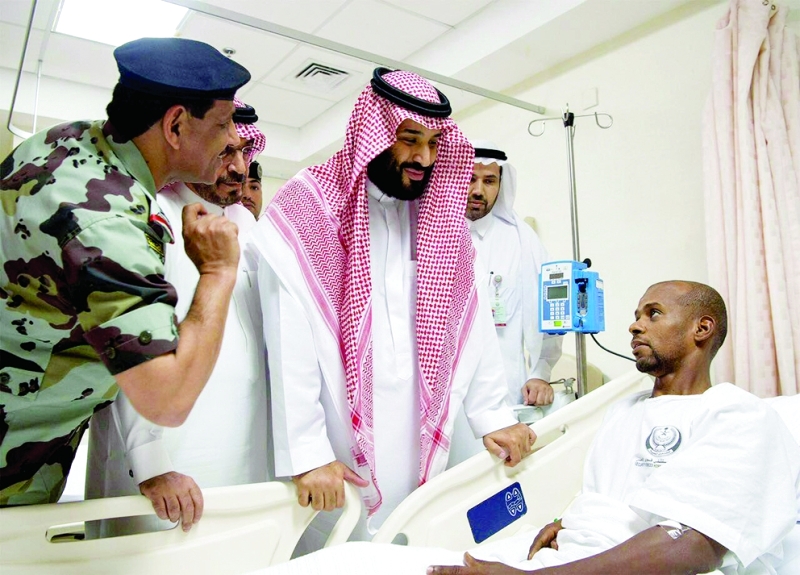 "■ محمد بن سلمان متفقداً المصابين | أ.ف.ب"