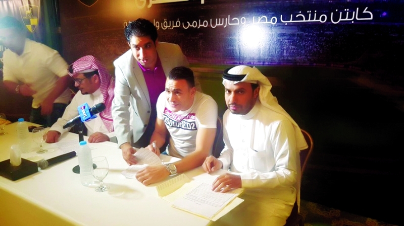 "■ عصام الحضري يوقع عقده مع التعاون السعودي"