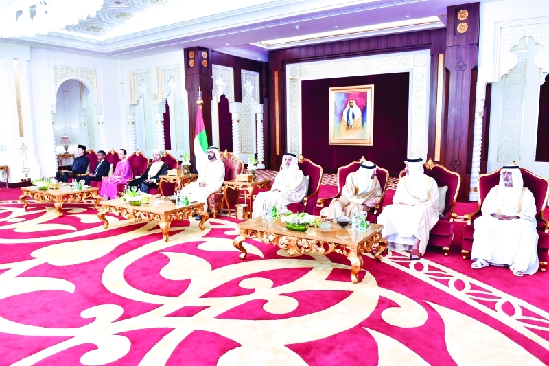 "محمد بن راشد وحمدان بن محمد وسيف وعبدالله بن زايد ونهيان بن مبارك مع سفراء الدول الشقيقة والصديقة"