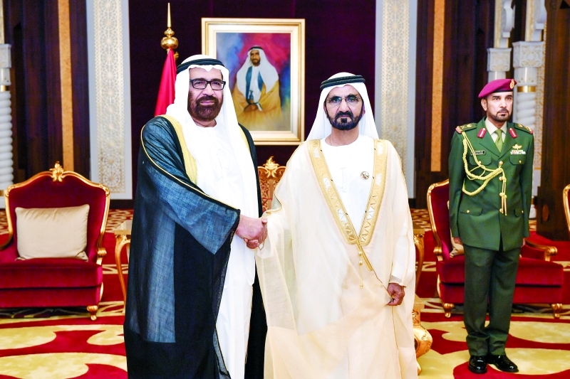 "محمد بن راشد مصافحاً سفراء الدولة عقب أداء اليمين القانونية"