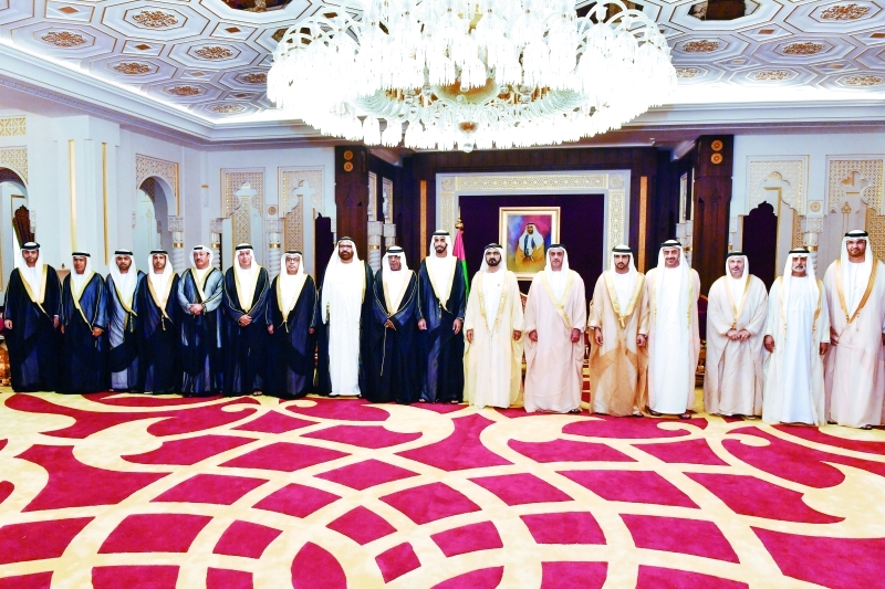 "محمد بن راشد متوسطاً سفراء الدولة الجدد بحضور حمدان بن محمد وسيف وعبدالله بن زايد ونهيان بن مبارك وأنور قرقاش وسلطان الجابر | تصوير: محمد هشام"