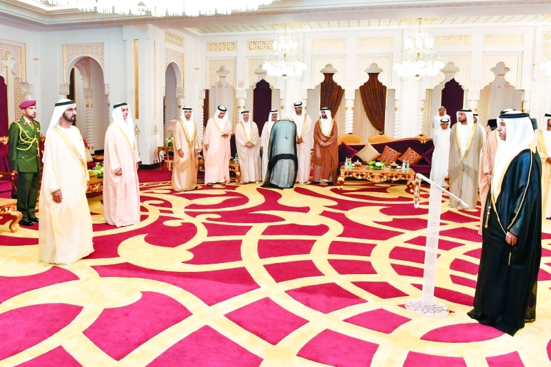 "محمد بن راشد أثناء أداء السفراء اليمين القانونية بحضور حمدان بن محمد وسيف وعبدالله بن زايد وسعيد بن مكتوم ونهيان بن مبارك و قرقاش والجابر والشيباني"