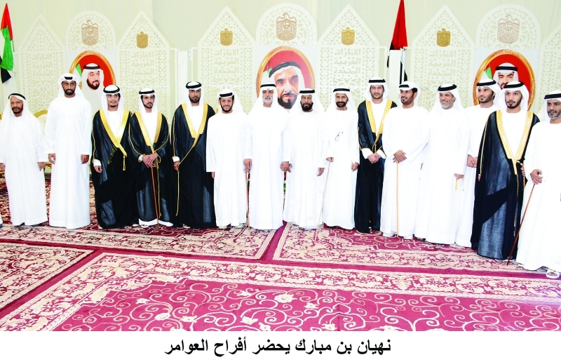 "نهيان بن مبارك يتوسط الحضور"