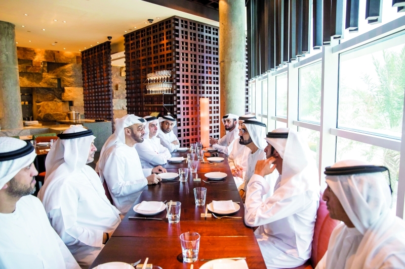 "■ محمد بن راشد ومحمد بن زايد خلال اللقاء بحضور حمدان بن محمد وسيف وعبدالله بن زايد وسعيد بن مكتوم وأنور قرقاش ومحمد الشيباني ومحمد المزروعي وخليفة سليمان  |  تصوير: محمد هشام ومحمد الحمادي"