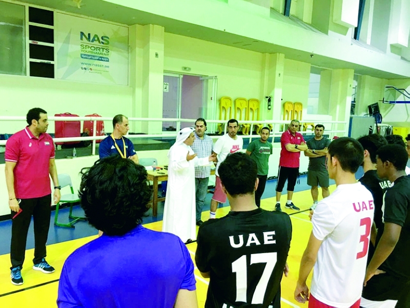 "■ يوسف الملا يتحدث إلى لاعبي المنتخب  |  البيان"