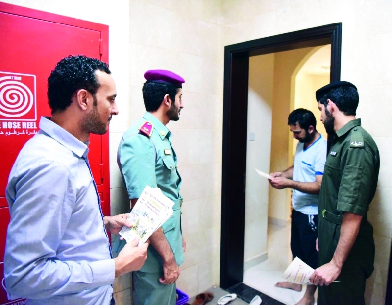 "أثناء توزيع نشرات التوعية على القاطنين  |  البيان"