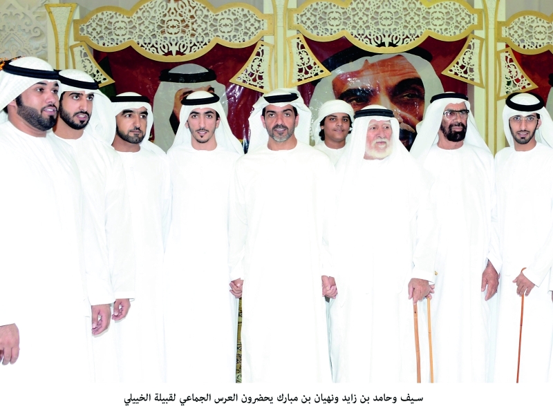 "حامد بن زايد يتوسط عدداً من العرسان"