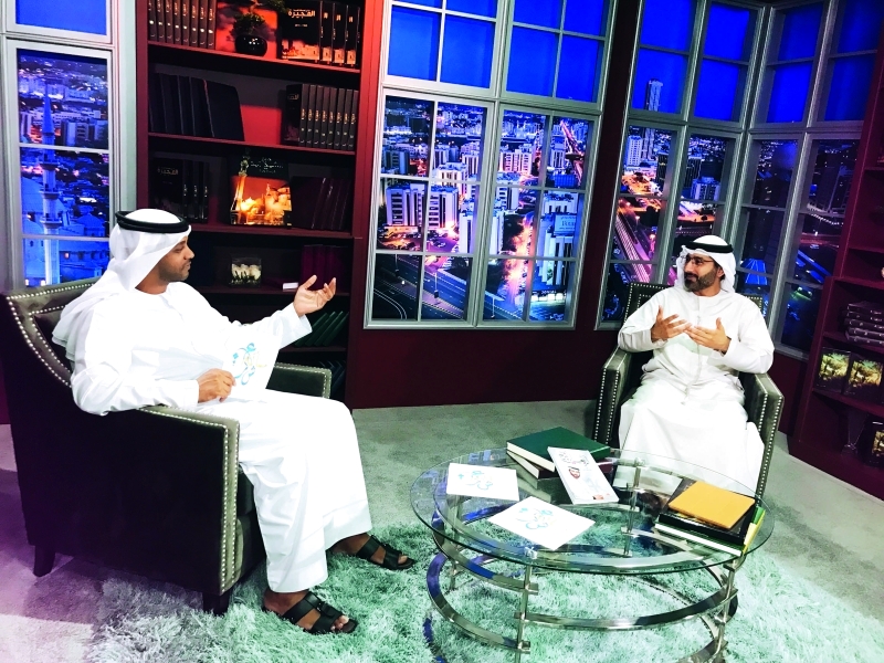 "Ⅶ  عيضة بن مسعود محاوراً احد ضيوفه في برنامجه  |  أرشيفية"