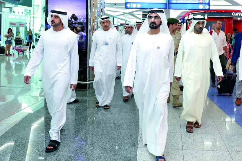 "محمد بن راشد خلال تفقّده مطار دبي الدولي بحضور حمدان بن محمد وأحمد بن سعيد وعبدالله المري | تصوير: خليفة اليوسف"