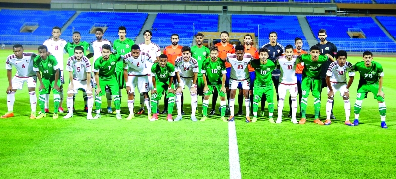 "■  لقطة جماعية للاعبي الأبيض والأخضر قبل المباراة  |   البيان"