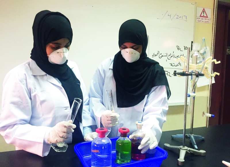 "الطالبتان وديمة الفلاسي وريم محمد أثناء تنفيذهما المشروع"