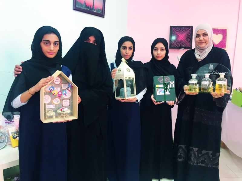 "المعلمتان زينب عبد الرحمن وسناء السيد مع الطالبات في نادي الابتكار | البيان"