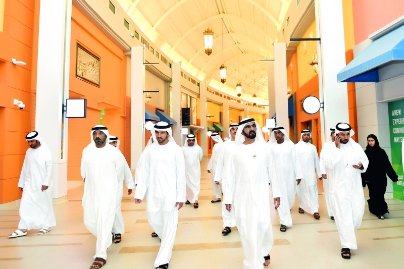 "محمد بن راشد متفقداً ماركت الواجهة البحرية يرافقه حمدان بن محمد وأحمد بن سعيد | تصوير: سيف محمد"