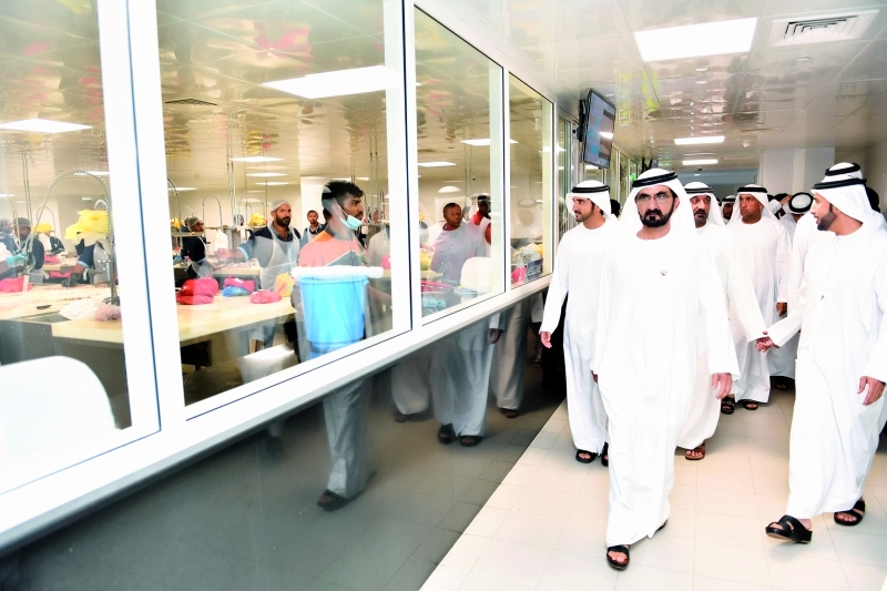 "محمد بن راشد خلال الجولة التفقدية في ماركت الواجهة البحرية يرافقه حمدان بن محمد وأحمد بن سعيد"