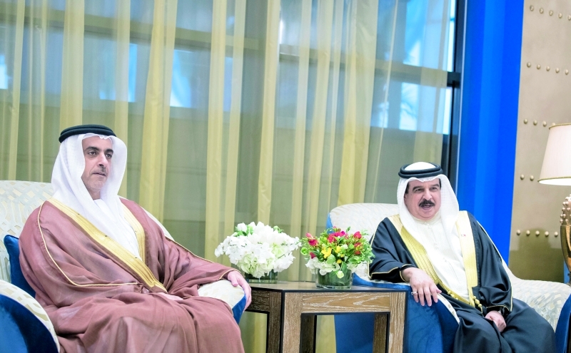 "■ ملك البحرين مستقبلاً سيف بن زايد | تصوير: محمد الحمادي"