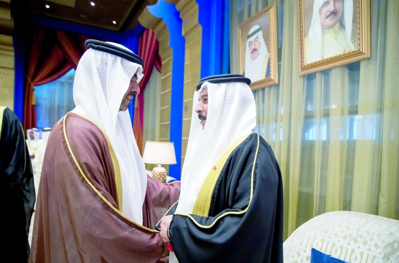 "■ حمد بن عيسى يصافح حامد بن زايد"