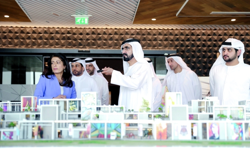 "محمد بن راشد خلال إطلاق المرحلة الثانية لتطوير الحي بحضور مكتوم بن محمد وأمينة الرستماني وعبد الله الحباي"