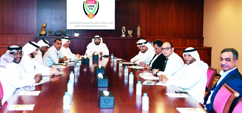 "■ خلال اجتماع مروان بن غليطة مع وكلاء اللاعبين | البيان"