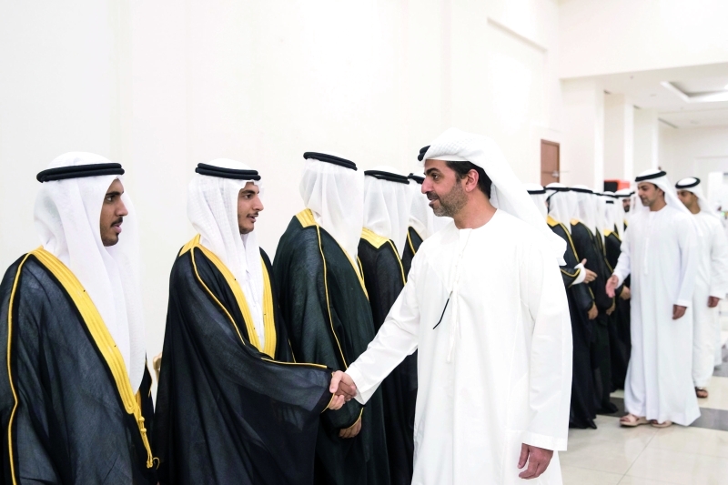 "■ حامد بن زايد يهنئ العرسان"