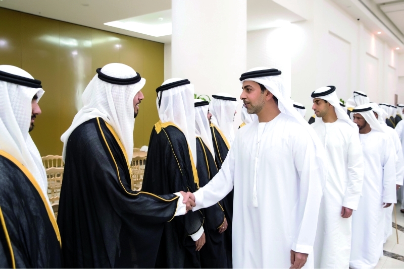 "■ عمر وخالد بن زايد يصافحان العرسان"