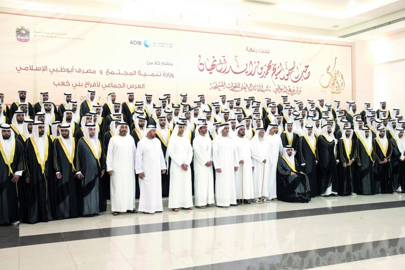 "■ سيف وحامد وعمر وخالد بن زايد وعبيد وعلي ومحمد الكعبي يتوسطون العرسان | تصوير: ريان كارتر"
