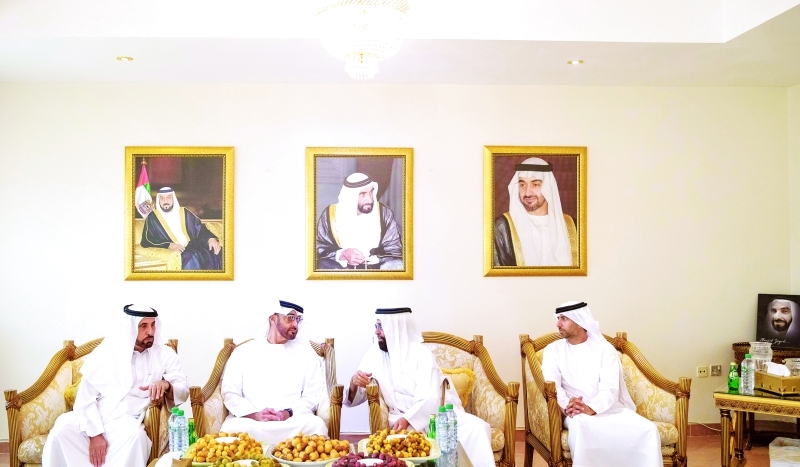 "■ محمد بن زايد خلال تقديمه واجب العزاء بحضور سهيل المزروعي"
