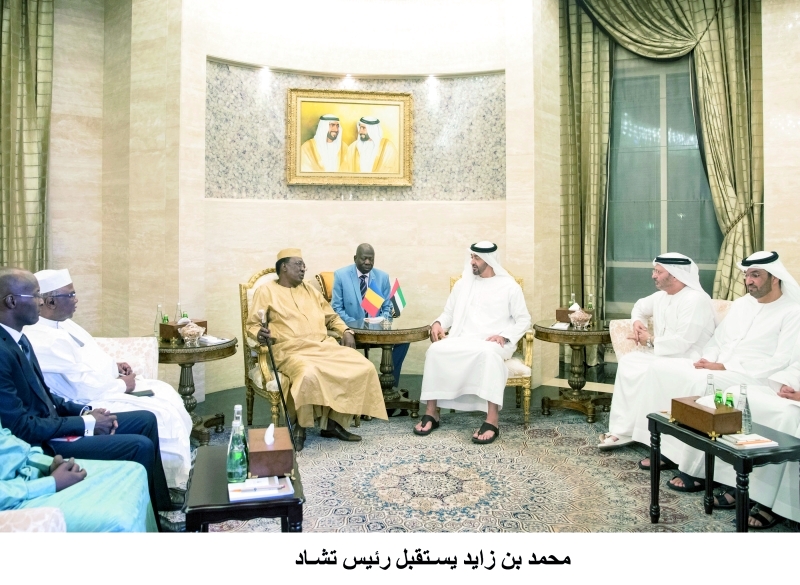 "■ محمد بن زايد مستقبلاً رئيس تشاد بحضور أنور قرقاش وسلطان الجابر | تصوير: رايان كارتر"