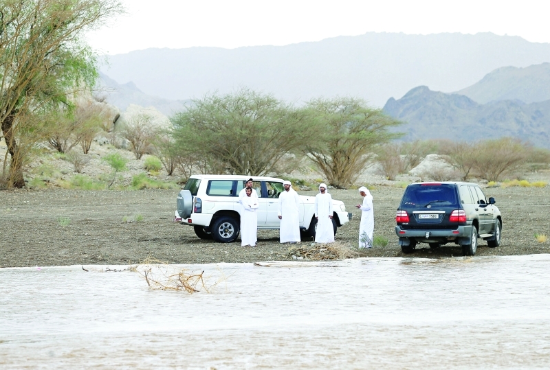 "■ أهالي منطقة محضة يستمتعون بالأمطار    |   تصوير: سيف الكعبي"