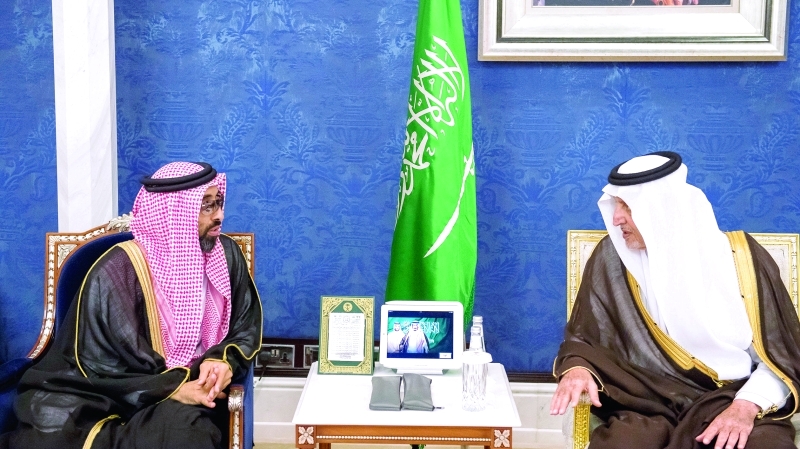 "■ طحنون بن زايد مقدماً العزاء إلى خالد الفيصل | تصوير: راشد المنصوري"