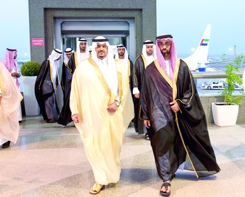 "■ طحنون بن زايد وذياب بن محمد وزايد بن حمدان لدى وصولهم إلى جدة"
