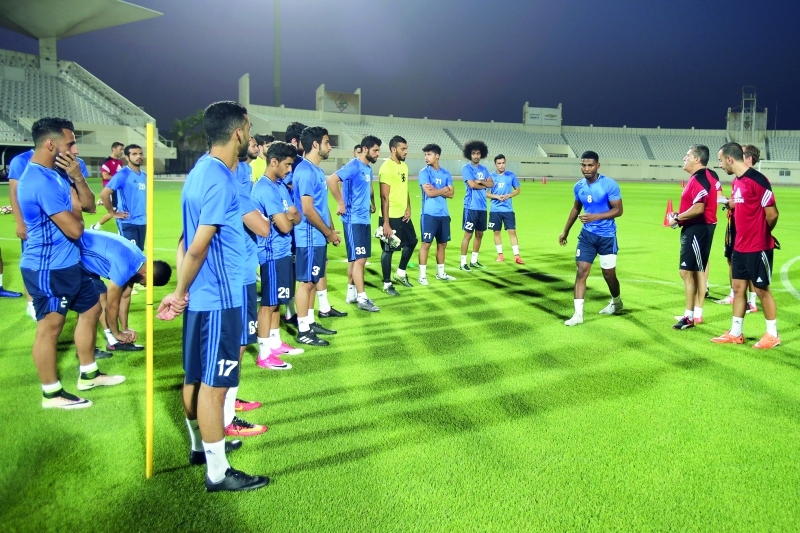 "■ خلال تدريب اللاعبين على ملعب نادي الشارقة مع بيسيرو | تصوير يونس يونس"