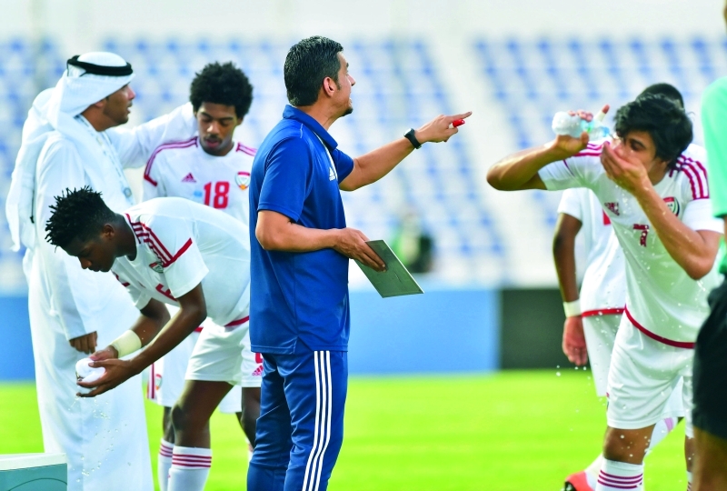"■ حسن العبدولي يوجه لاعبي الأولمبي أثناء فترات التبريد | البيان"