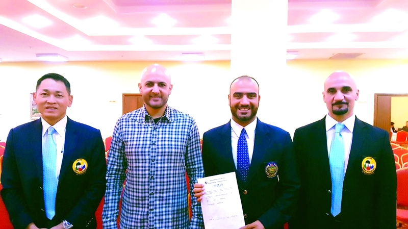 "■ فخر الدين والمسؤولون عن التحكيم خلال تسليم جابر شهادة النجاح | البيان"