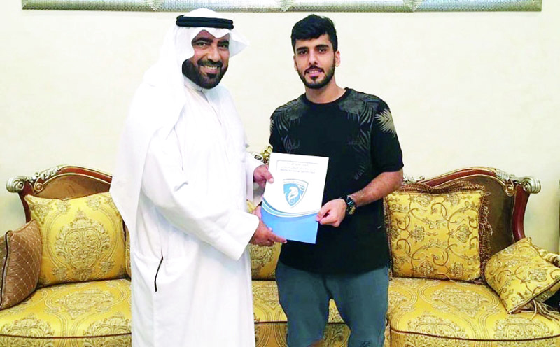 "■ عبدالله قميش يتسلم العقد الجديد من علي البدواوي | البيان"