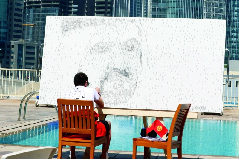 "Ⅶ الفنان عظمت دزاناليف أثناء رسم صورة محمد بن راشد | البيان"