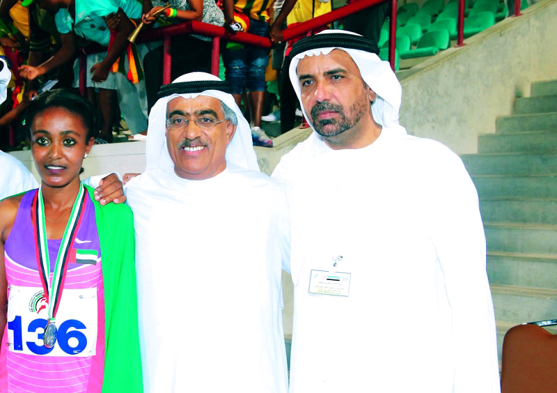 "■ أحمد الكمالي وصالح محمد مع بطلة العرب علياء سعيد | البيان"