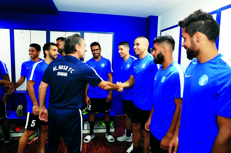 "■ برانديللي يصافح اللاعبين | البيان"