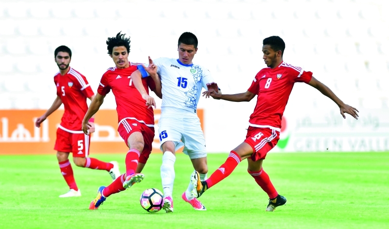"■ منتخب أوزباكستان تفوق على الأبيض ونال بطاقة التأهل | تصوير: عمران خالد"