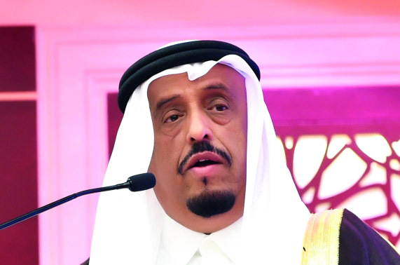 "■ ضاحي خلفان متحدثاً خلال الملتقى"