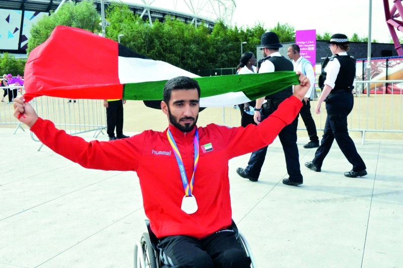 "■ محمد القايد يرفع علم الإمارات بعد تتويجه | تصوير - جابر عابدين"