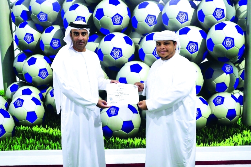 "■ سعد عبد الله خلال التكريم في نادي النصر | البيان"